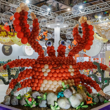 Balões Happy Day decorados em ambiente de festa
