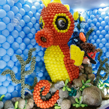 Detalhe de decoração com balões Happy Day